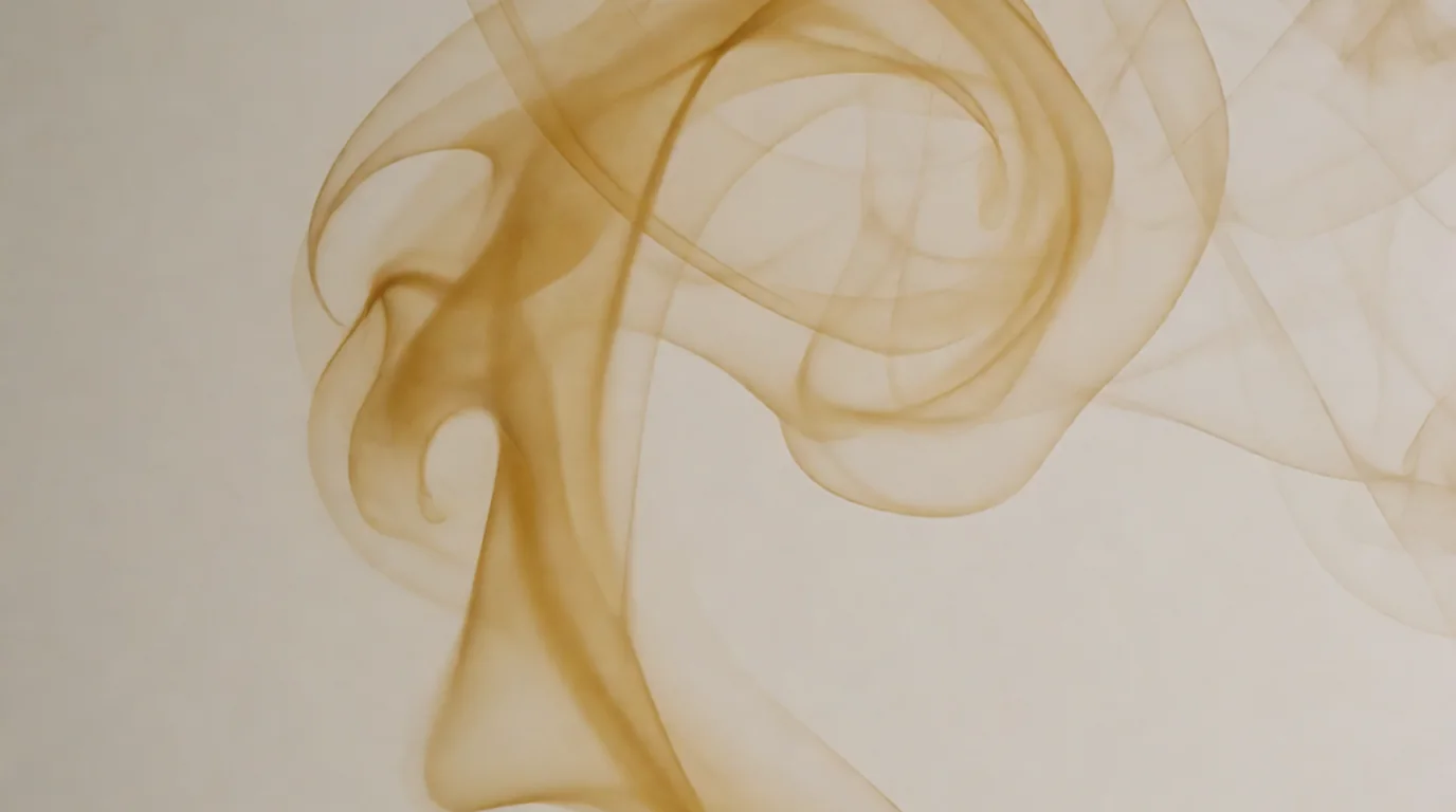 Mujer inhalando el aroma de un frasco de aceite esencial con los ojos cerrados