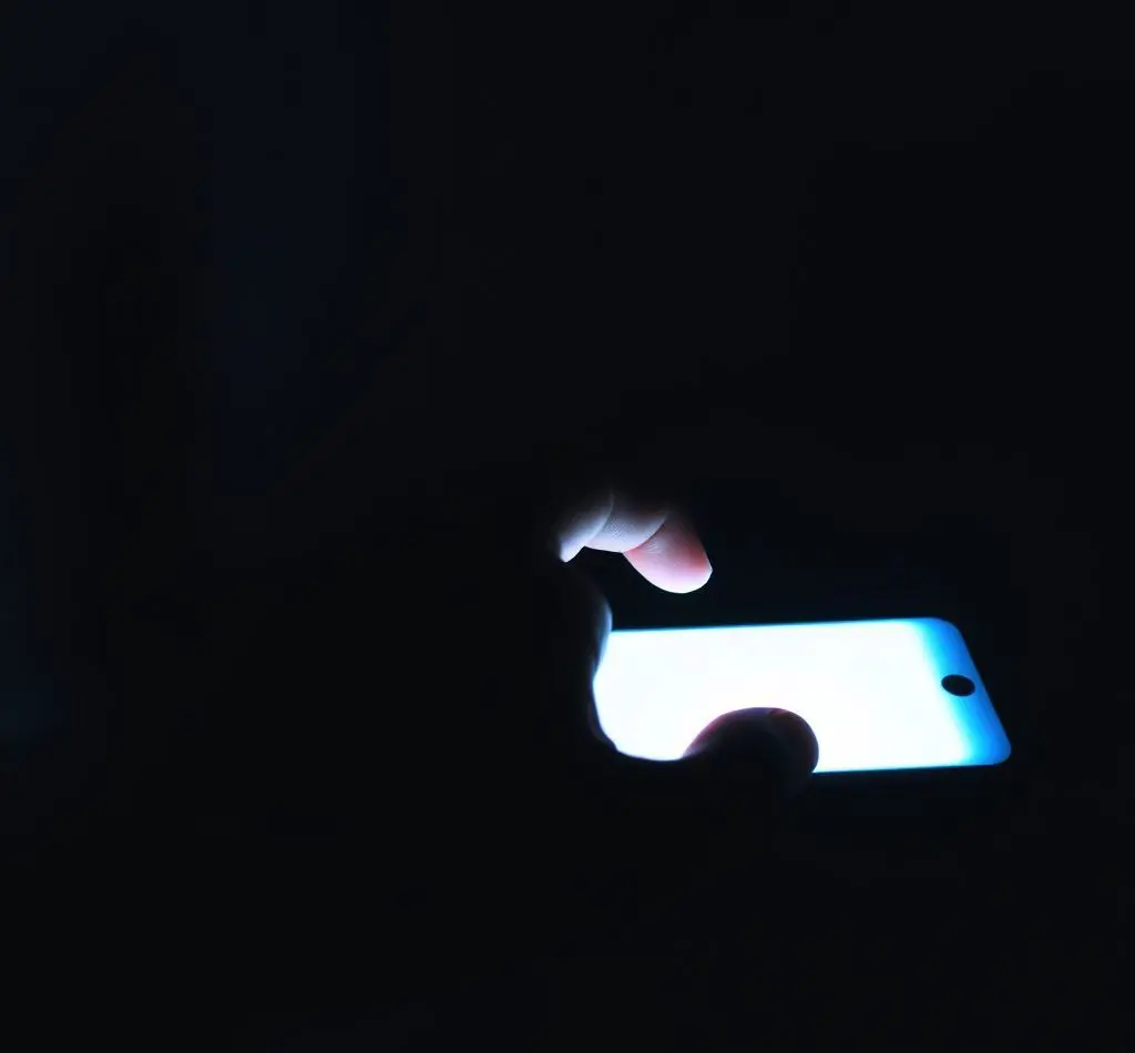 mano apagando telefono inteligente