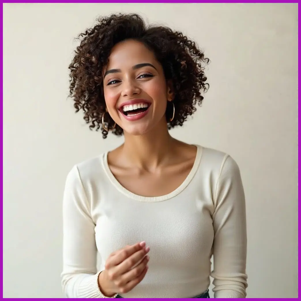 mujer con cabello rizado feliz